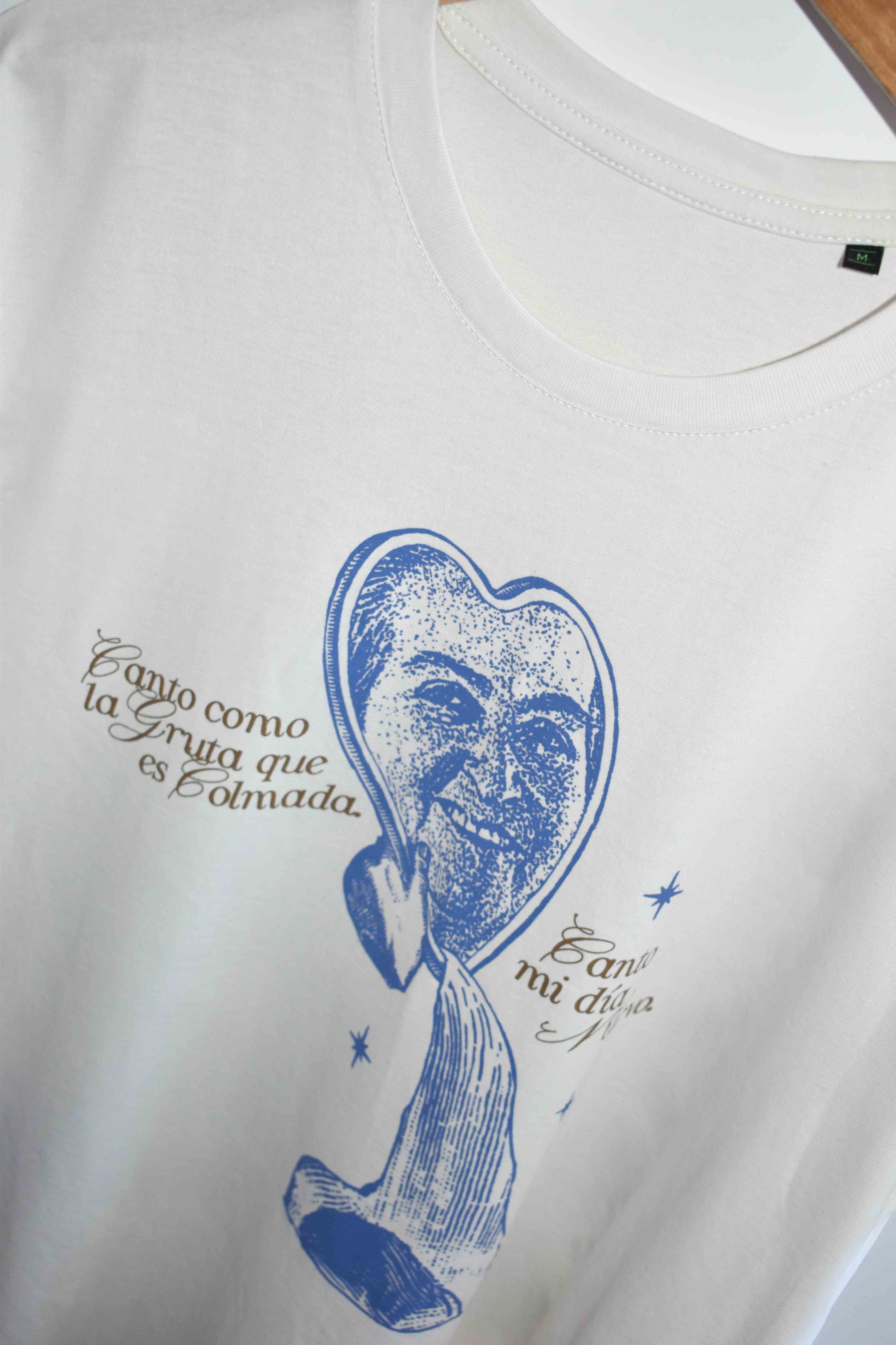 Polera «Canto mi día nuevo / Gabriela Mistral»
