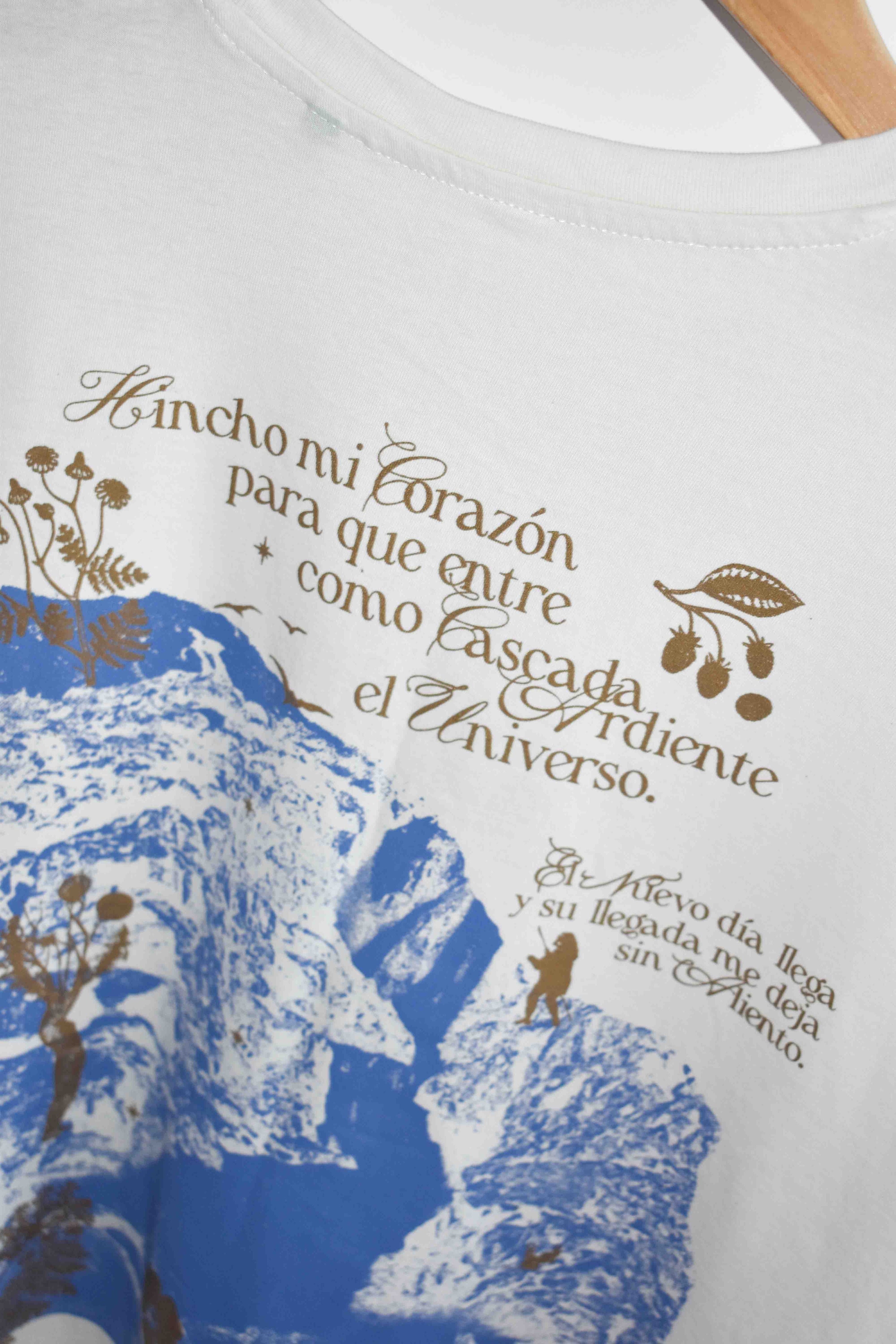 Polera «Canto mi día nuevo / Gabriela Mistral»